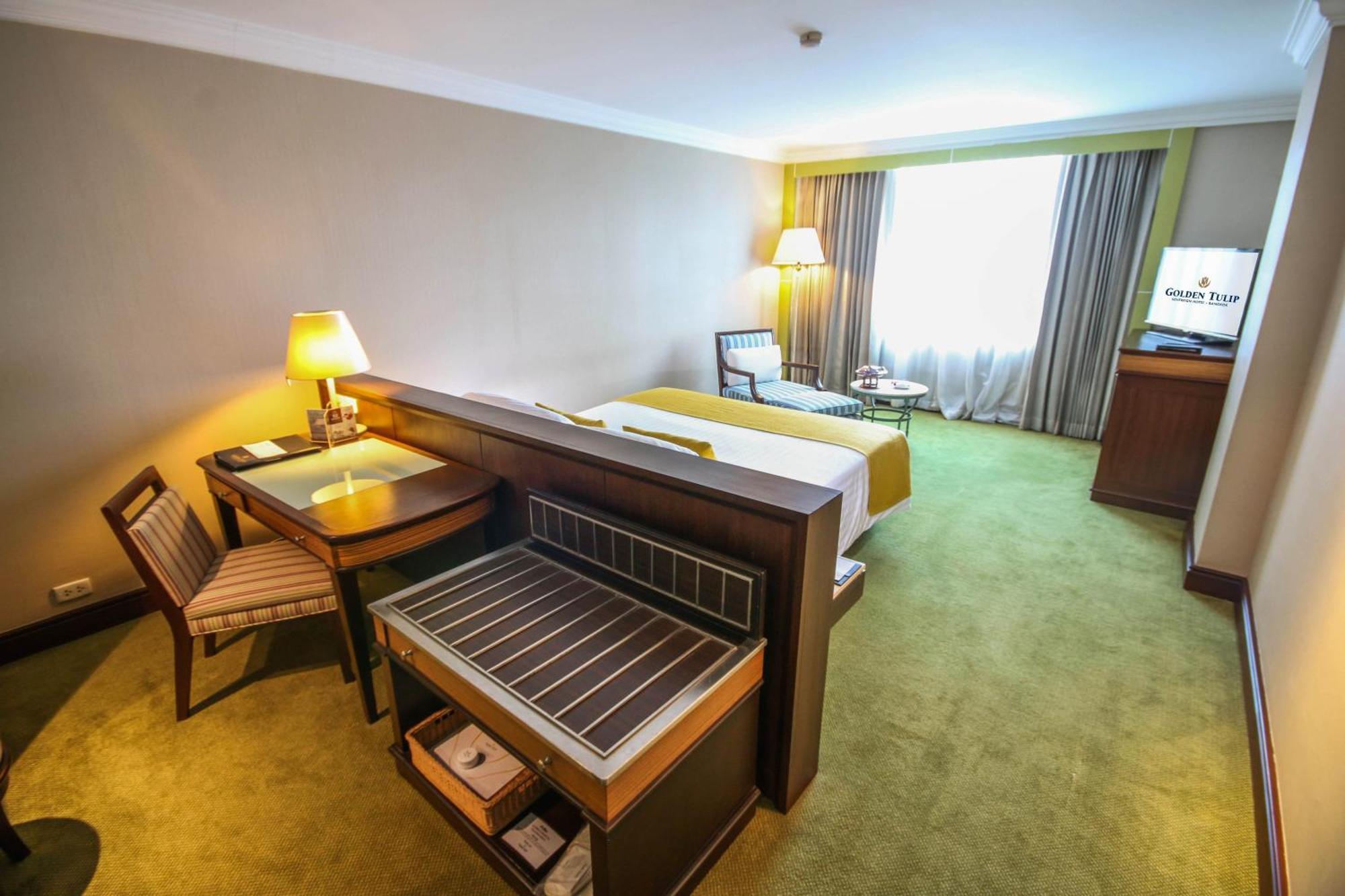 Golden Tulip Sovereign Hotel Bangkok Exterior foto