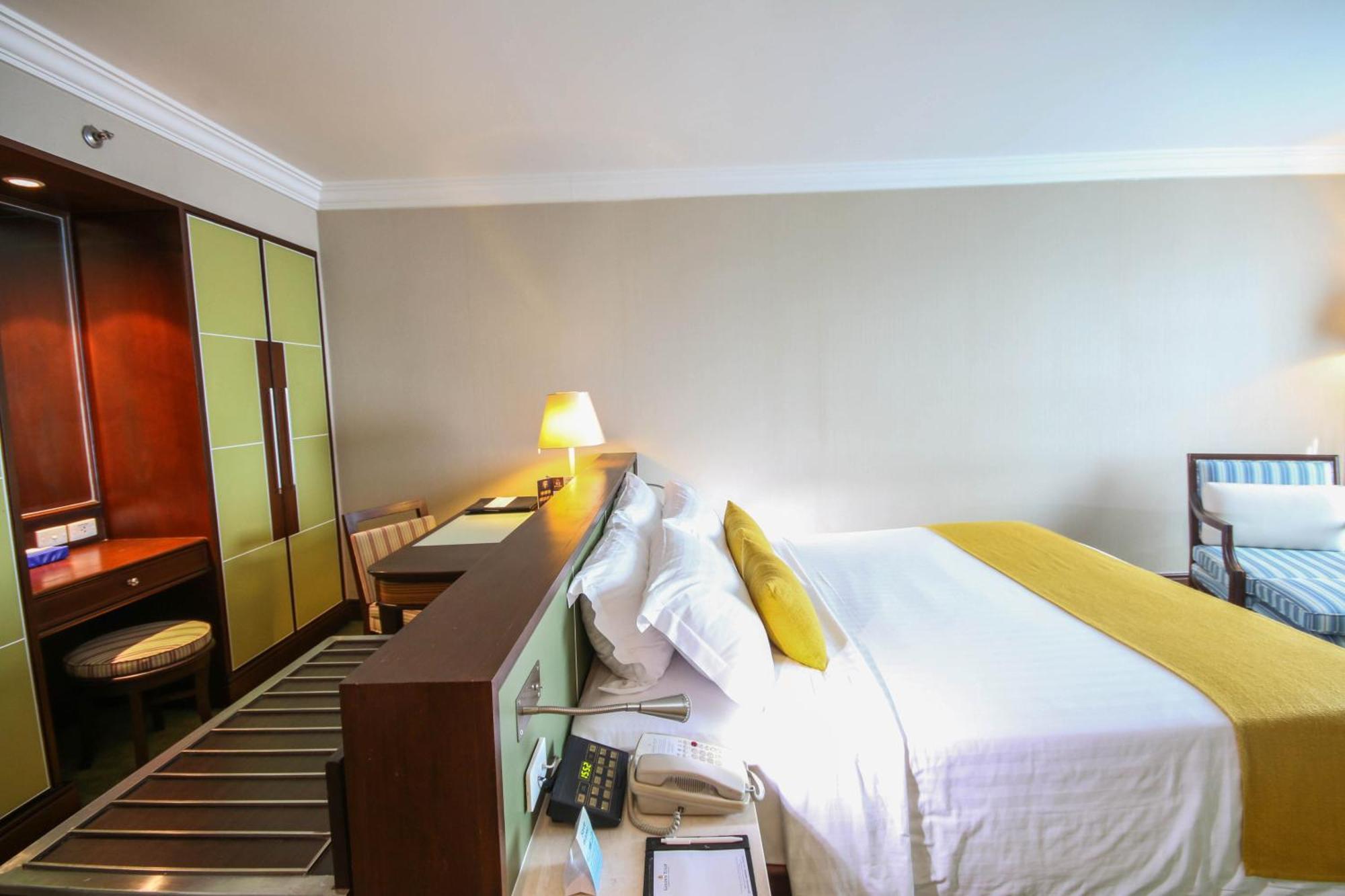 Golden Tulip Sovereign Hotel Bangkok Exterior foto