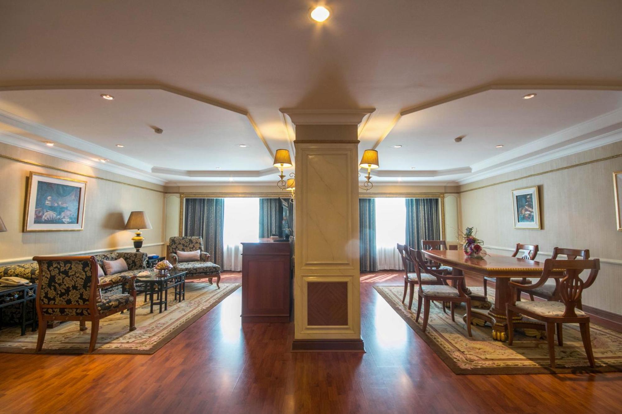 Golden Tulip Sovereign Hotel Bangkok Exterior foto